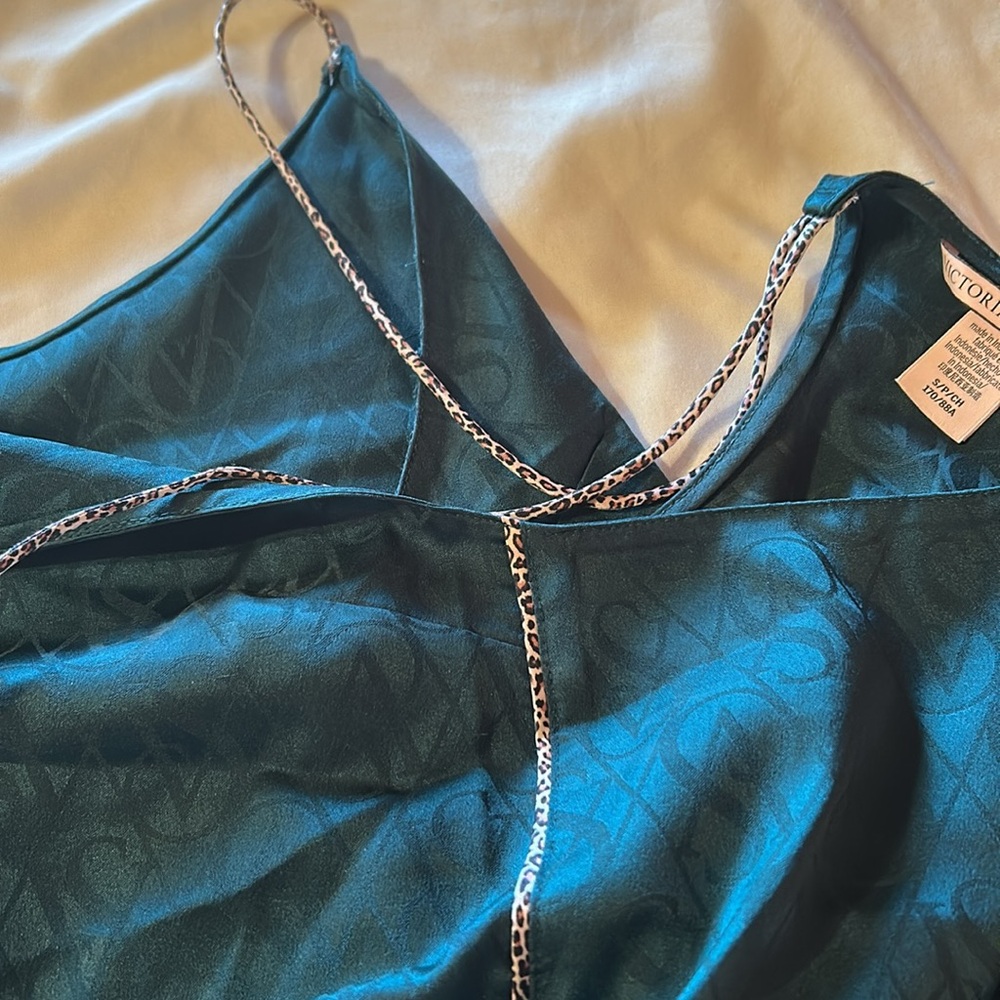 Victoria’s Secret Elegant Green Satin Sleepwear Set - Picture 8 of 8